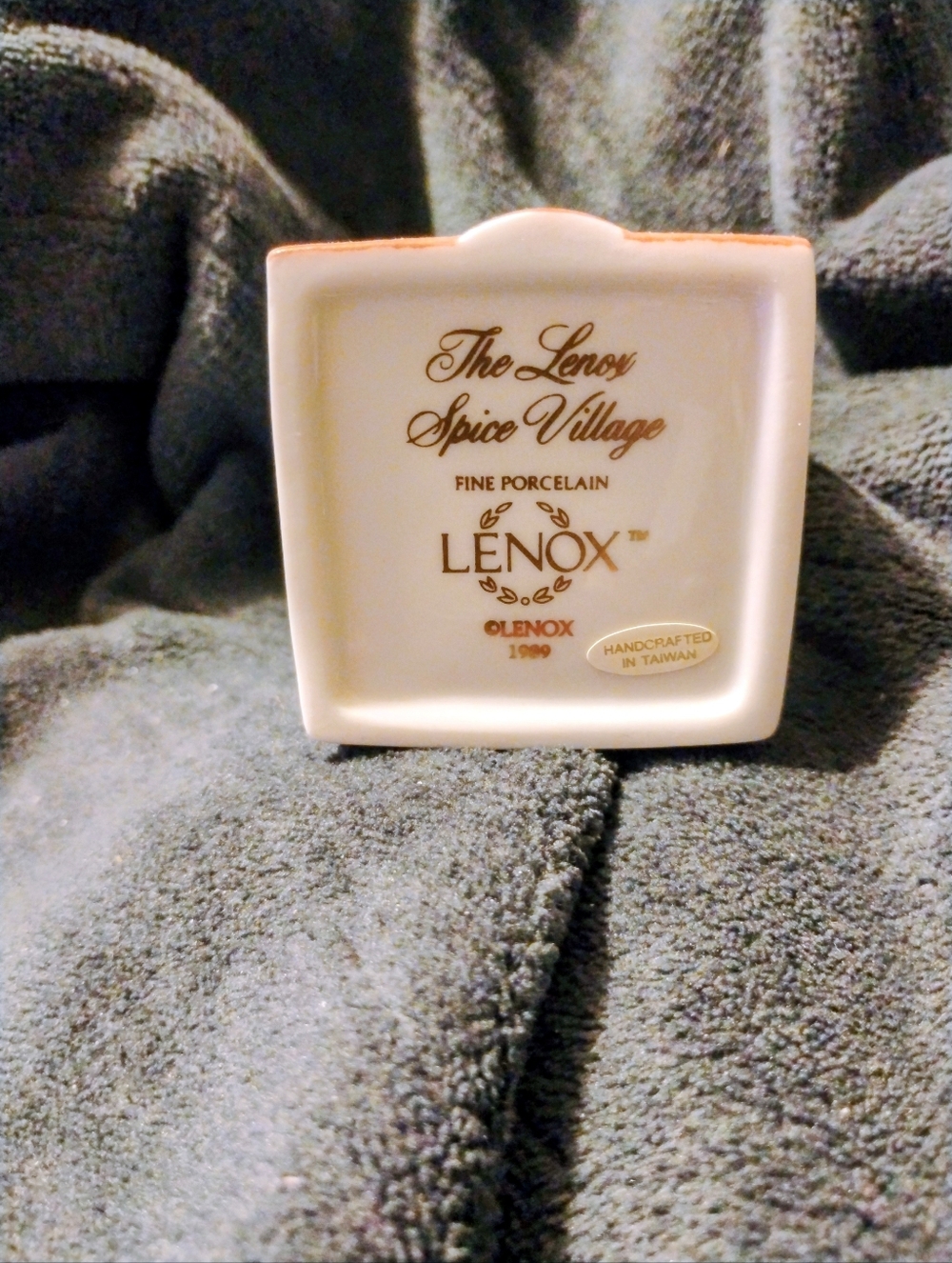 Mint 1989 Lenox Spice Village Garlic Spice Jar | Original Porcelain House & Lid - Picture 4 of 4